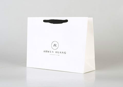 印刷白卡紙袋時，一定要覆膜嗎？